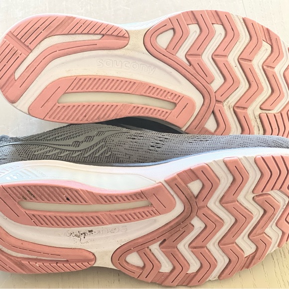 Saucony running shoes - Picture 3 of 6